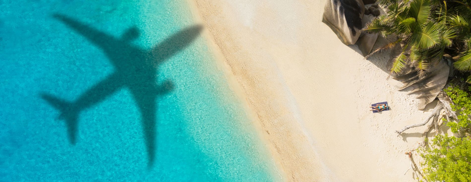 1Flugzeugschatten_Strand_AdobeStock_254763087.jpeg